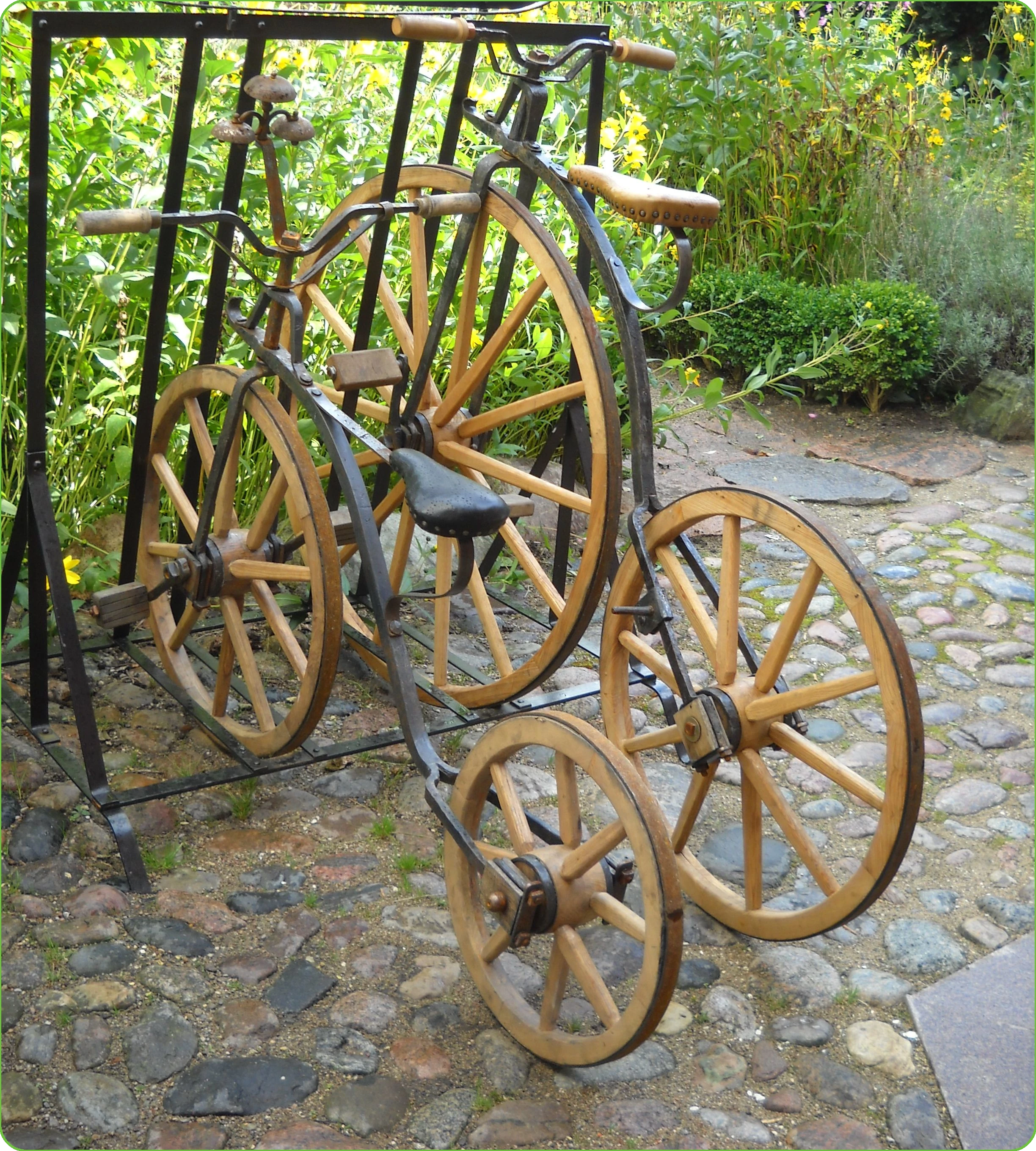 Bild eines Hochrads und alten Fahrrads